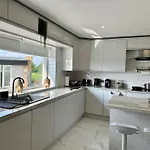 Дом отдыха Country Haven Comfy & Sleek House Monasterevin