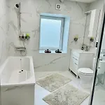 Дом отдыха Country Haven Comfy & Sleek House