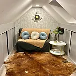 Дом отдыха Country Haven Comfy & Sleek House *