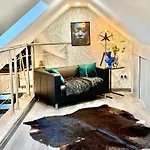Дом отдыха Country Haven Comfy & Sleek House *