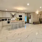 Дом отдыха Country Haven Comfy & Sleek House Monasterevin