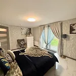 Country Haven Comfy & Sleek House Дом отдыха *